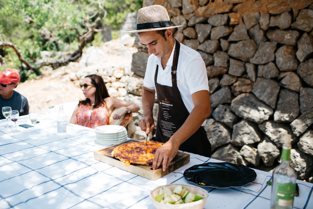 The Majorca hotel’s expert chefs demonstrate the typical preparation of pa amb oli.