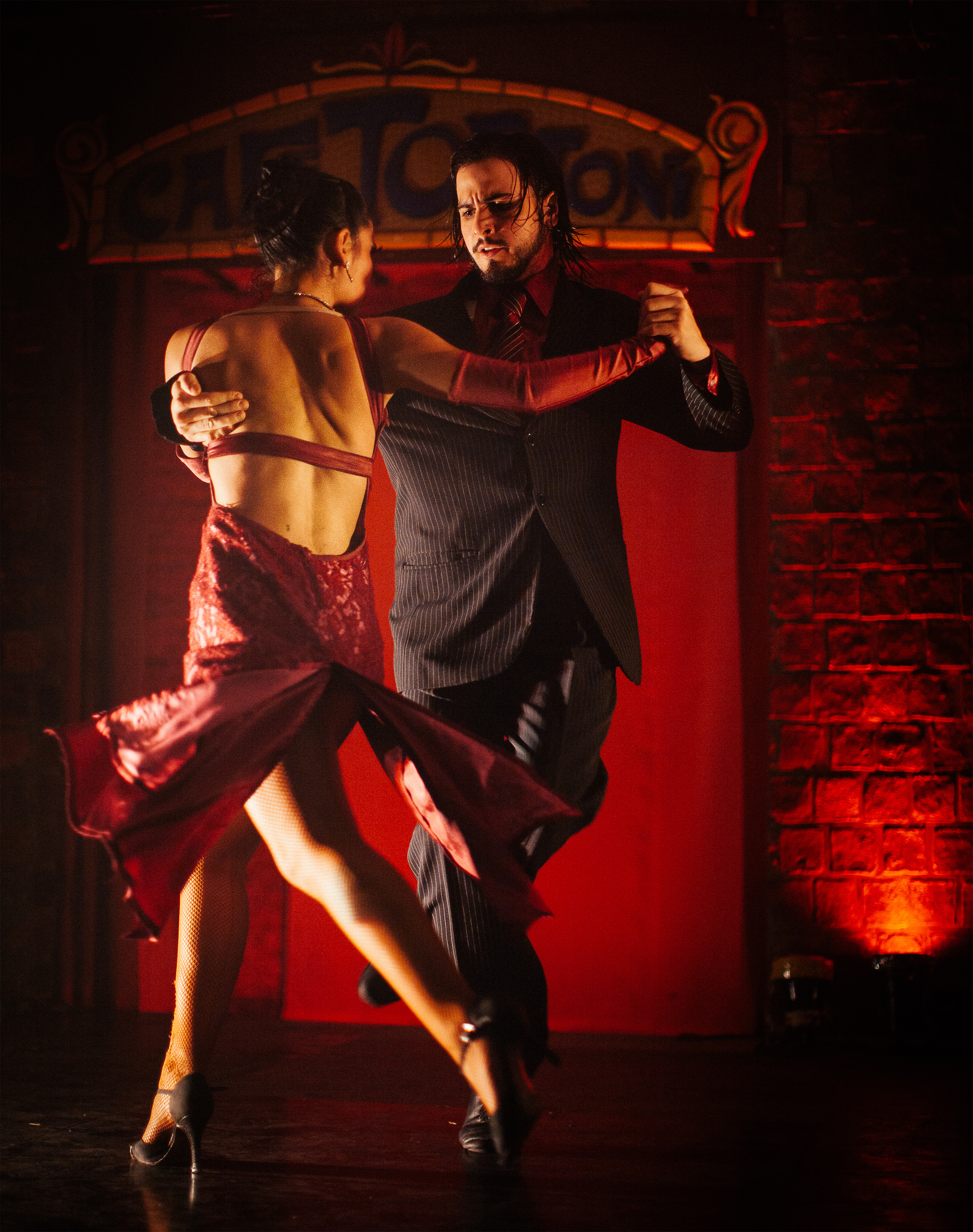 Two dancers doing the tango